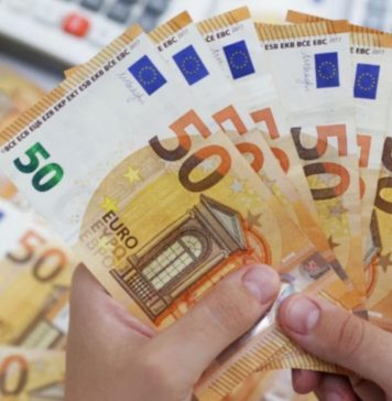 Euro trades at 4.9610 RON