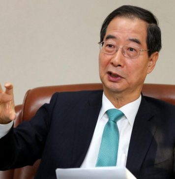 PM of the Republic of Korea Han Duck-Soo welcomed at the Victoria Palace