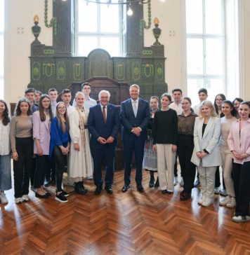 Carmen Iohannis a mers cu elevii să îi întâmpine pe președinții Germaniei și României la Sibiu. „Nu am venit aici politic, am venit împreună cu clasa mea”