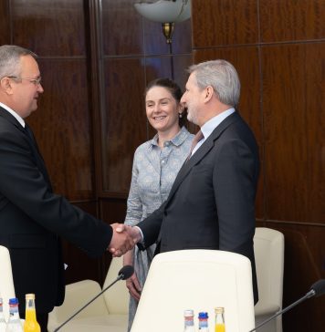 Ce a discutat Ciucă, la București, cu Johannes Hahn, comisar european pentru buget şi administraţie