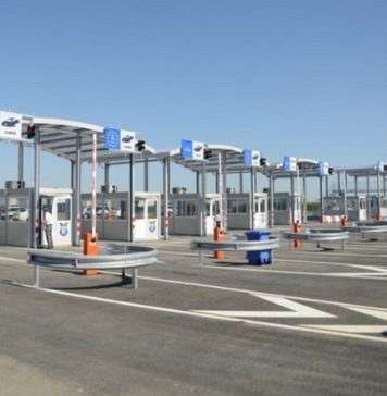 Approximately 206,800 people cross the border points on Sunday