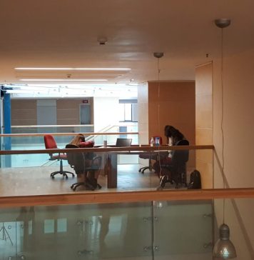 Apreciatul scriitor Salman Rushdie avertizează că libertatea de exprimare în Occident este ameninţată: Este un atac extraordinar asupra bibliotecilor şi asupra cărţilor pentru copii din şcoli