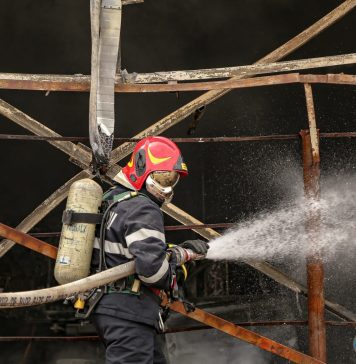 Incendiu puternic în Sectorul 1 din Bucureşti. Pompierii au intervenit cu 4 autospeciale