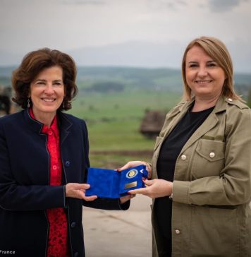 Ambasadoarea Republicii Franceze la Bucureşti, Laurence Auer, decorată de președintele Klaus Iohannis