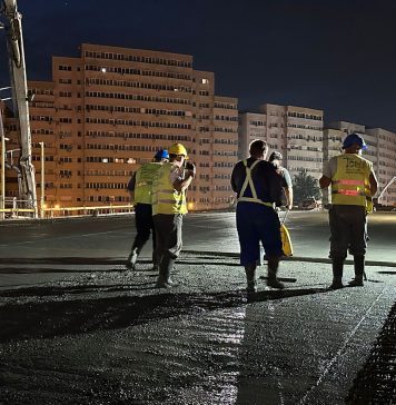 Trustul de Clădiri continuă lucrările de betonare a suprafeţei de rulare la Doamna Ghica: 60 de autobetoniere, turnate în cursul nopţii