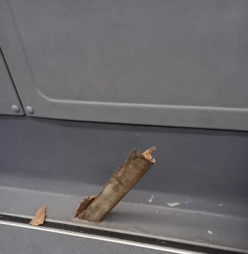 O bucată de șină de tramvai a străpuns podeaua unui autobuz STB