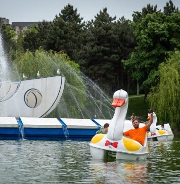 Bucureștenii se pot plimba azi gratis cu hidrobicicletele în Parcul Drumul Taberei