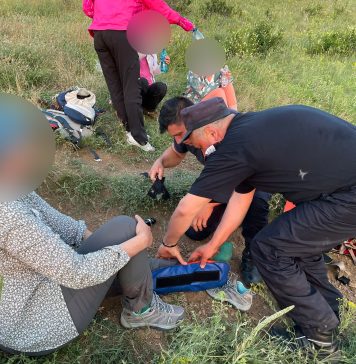 VIDEO/ Turistă din Bucureşti rănită în Munţii Măcinului, salvată de pompieri