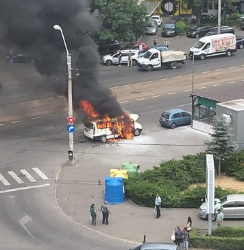 FOTO/ O mașină a ars ca o torță pe un bulevard din Capitală