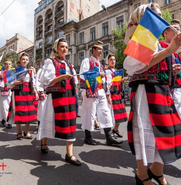 Paradă a costumelor populare, româneşti şi internaţionale cu 400 de artişti, pe străzile Capitalei