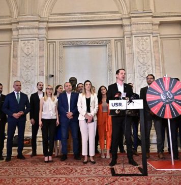VIDEO/ USR a adus în Parlament roata dezastrelor, cu ocazia votului pentru noul guvern PSD-PNL condus de Ciolacu