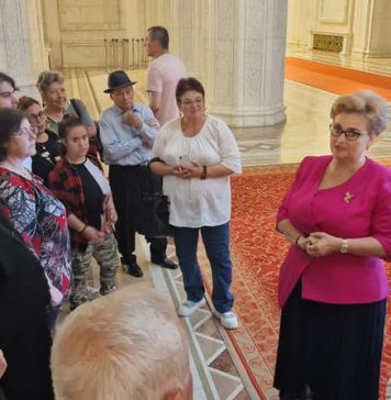 Grațiela Gavrilescu (PUSL): Am primit la Parlament vizita unui grup de oameni dragi, din Băicoi, însoțiți de Sfinția Sa, preotul paroh David Gugu- Parohia “Duminica Tuturor Sfinţilor” Ţintea
