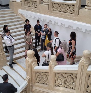 Studenți care participă la un proiect organizat de IICCMER, vizită la Primăria Capitalei