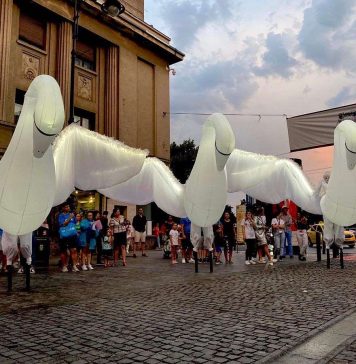 Spectacole pe apă, acrobaţii aeriene, instalaţii vivante, muzică şi personaje fantastice la B-FIT in the Street!