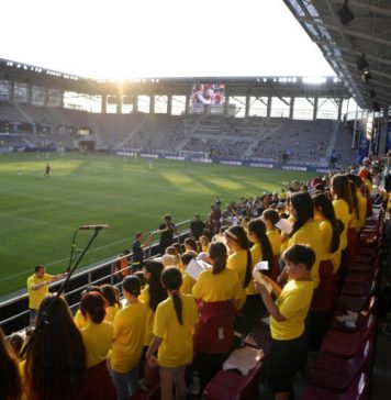 Copiii de la Cantus Mundi au făcut spectacol în pauza meciurilor UEFA Under 21 Championship