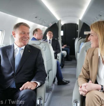Preşedintele Klaus Iohannis, în avion alături de preşedintele Parlamentului European, Roberta Metsola, în drum către Summitul Comunităţii Politice Europene