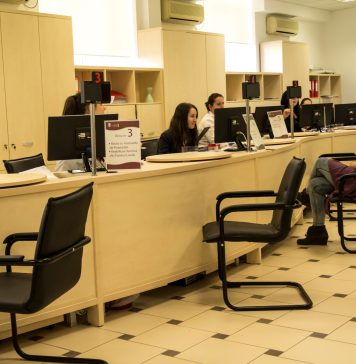 Angajații de la trezoreriile şi administraţiile fiscale din București fac grevă japoneză