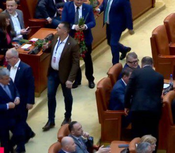 Parlamentarii de la Forţa Dreptei au distribuit trandafiri în timpul ședinței în care se votează guvernul Ciolacu