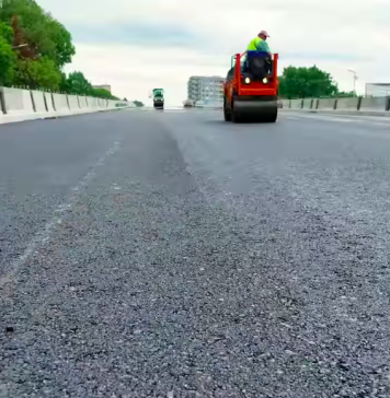 VIDEO/ Peste o mie de tone de asfalt s-au turnat pe toată suprafața Pasajului Europa Unită