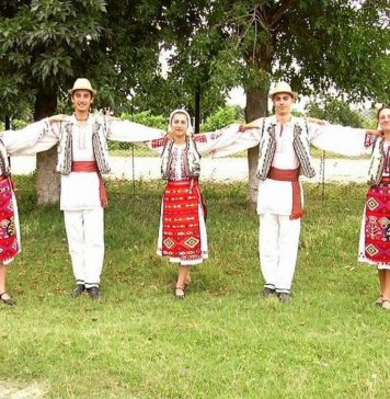 DANCE IN IE/ Buzau, a rich folk dowry area, with a multitude of folk costumes