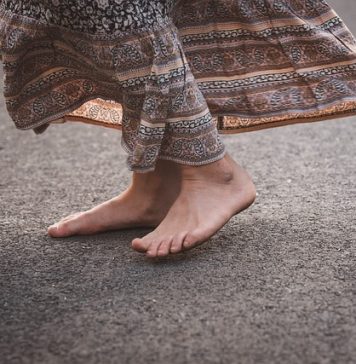 O elevă din Bucureşti a fost obligată să dea examenul de Bacalaureat desculţă