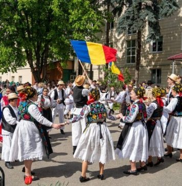 DANCE IN IE/ Young people in Bihor region, guided to discover beauty of folk dances and costumes