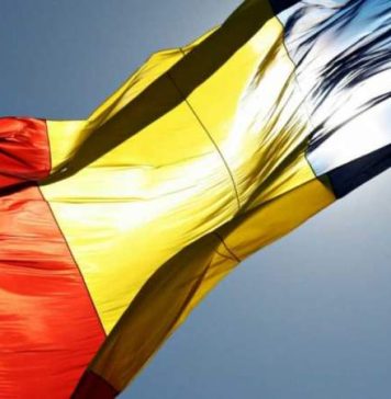 Lege promulgată: Pe drapelul României nu pot fi adăugate alte inscripţii şi simboluri în afara celor aprobate prin lege sau prin regulamentele militare