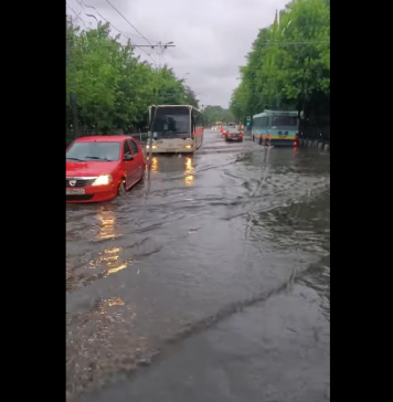Haos pe străzile din Bucureşti şi Ilfov, după doar o oră de ploaie torenţială