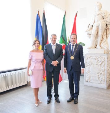 FOTO/ Imaginea lui Carmen Iohannis, folosită pentru promovarea unui magazin de bijuterii. Soția președintelui a purtat accesorii de peste 12.000 de euro