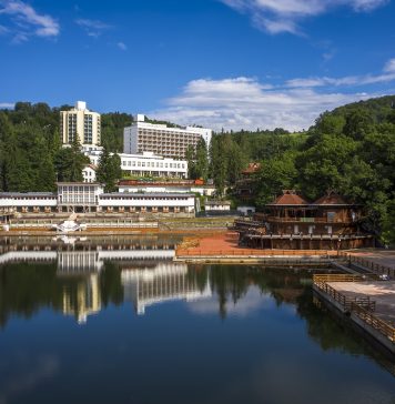 Lacul Ursu de la Sovata se deschide vineri pentru scăldat și tratament