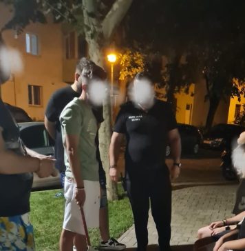 Tineri care au băut și au mâncat semințe într-un parc din Sectorul 2, amendați și puși să strângă mizeria