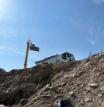 FOTO/ Radu Mihaiu: Un excavator de 10 metri înălțime pare un pitic pe lângă muntele de gunoi de pe strada Sighet