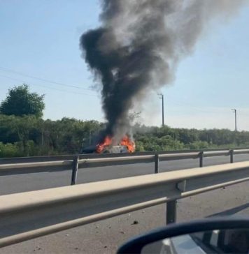 NEWS ALERT IMAGINI cu masina in flacari pe A1.Trafic blocat in sensul spre Bucuresti dinspre Pitesti