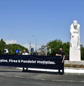 Protest USR Ilfov, după inaugurarea în Voluntari a unei statui care înfățișează doi seniori: Rușine, Firea! Rușine, Pandele!