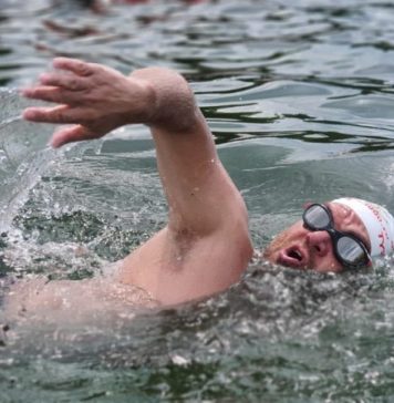 Librarian Avram Iancu starts swimming Rhine to support Romania’s accession to Schengen area