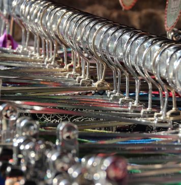 Direcția Generală de Asistență Socială București caută volunari pentru sortarea hainelor la un depozit social