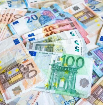 Euro trades at 4.9285 RON