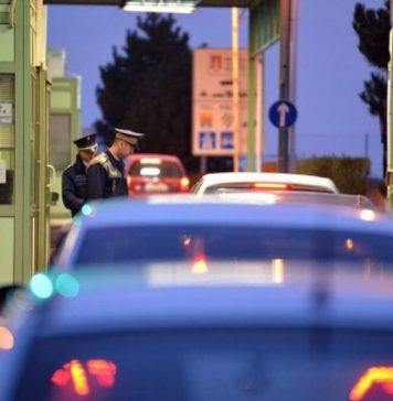 More than 373,000 people cross border points throughout the country on Sunday