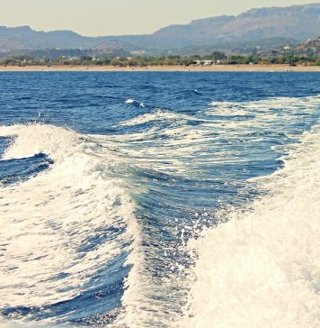 Turiştii români care au rezervări de cazare în partea de sud a insulei Rhodos vor fi relocaţi în zonele de nord