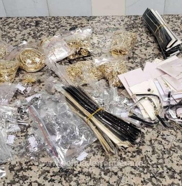 Aproximativ 4 kg de bijuterii, descoperite ascunse în pungi cu cereale, la Aeroportul Henri Coandă