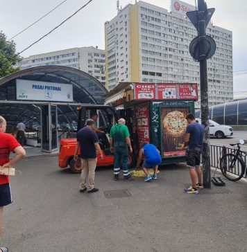 Chioșc de presă amplasat în fața unei guri de metrou de la Obor, desființat