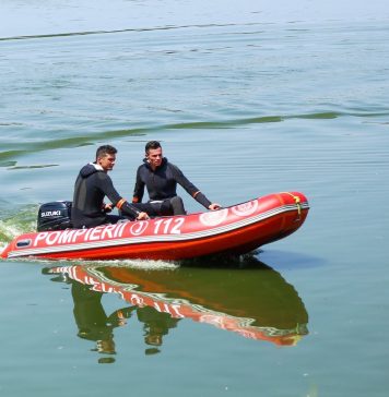 O ambarcaţiune cu pasageri la bord s-a răsturnat în Costineşti