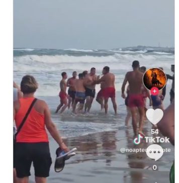 VIDEO/ Bătaie în Eforie Nord între salvamari şi turiştii supăraţi că nu sunt lăsaţi să intre în mare