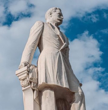 FOTO/ Statuile de pe esplanada de la Universitate au fost curățate