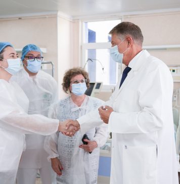 VIDEO/ Vizita președintelui Iohannis la Spitalul Floreasca a creat furie. „Să stea două zile în salon unde a stat mama”
