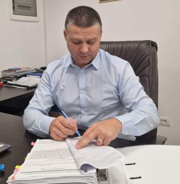 VIDEO/ Ciprian Ciucu a semnat autorizația de construire pentru Trotuarul Nordic, aflat între strada Brașov și Râul Doamnei