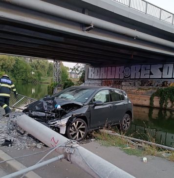 FOTO/ Accident grav, în această dimineață, pe Bd. Bucureștii Noi. O mașină a intrat într-un stâlp de iluminat și a rămas suspendată deasupra unui lac