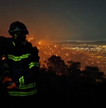 Pompierii români au localizat incendiul din insula grecească Rodos