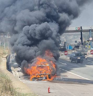 O maşină a luat foc la staţia de taxare de la Feteşti