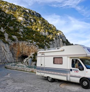 O agenție de turism le oferă clienților posibilitatea de a închiria online rulote și autorulote. De la cât pornesc prețurile